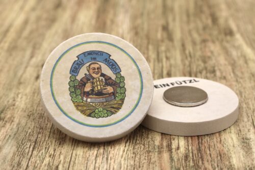 Bräu im Moos - Kühlschrankmagnet 48mm