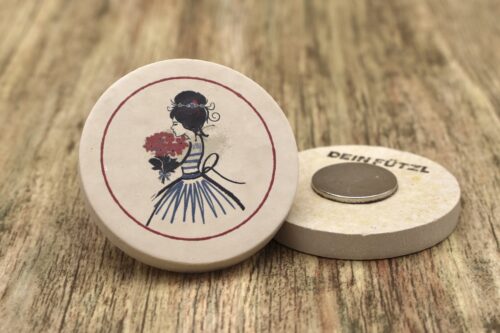 WBY Blumenfee - Kühlschrankmagnet 48mm