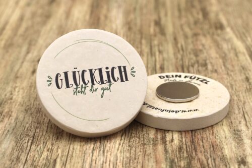 WBY Glücklich steht dir gut - Kühlschrankmagnet 48mm