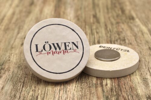 WBY Löwen Mama - Kühlschrankmagnet 48mm