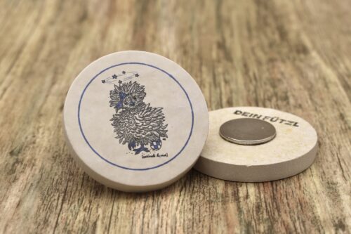 WBY Zwirrde Henna - Kühlschrankmagnet 48mm